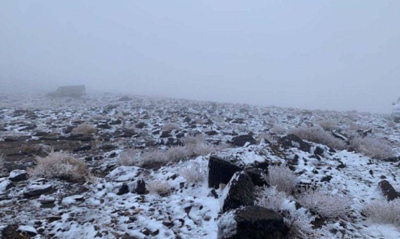 Penampakan Gurun Arab Saudi Diselimuti Salju, Suhu 0 Derajat Celsius