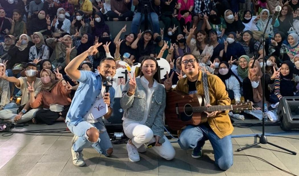 Keseruan VKustik di Sarinah dengan Penampilan Memes Prameswari Ft Ade Govinda dan Abda!