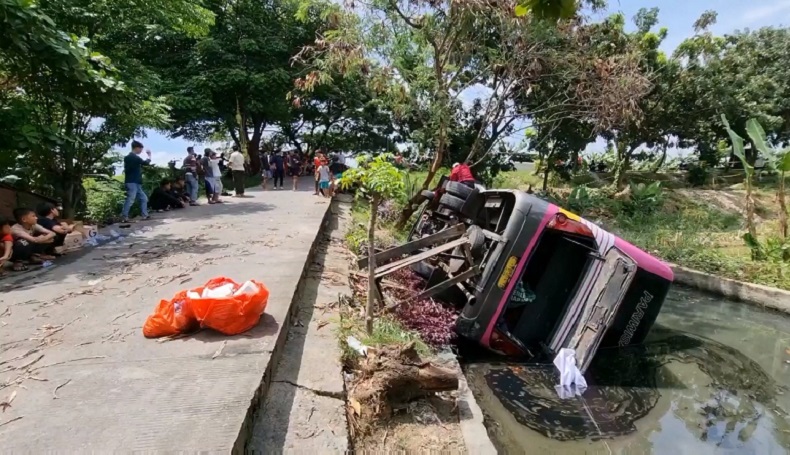 Bus Rombongan Hajatan Terguling hingga Masuk Saluran Air di Cilincing, Diduga akibat Rem Blong