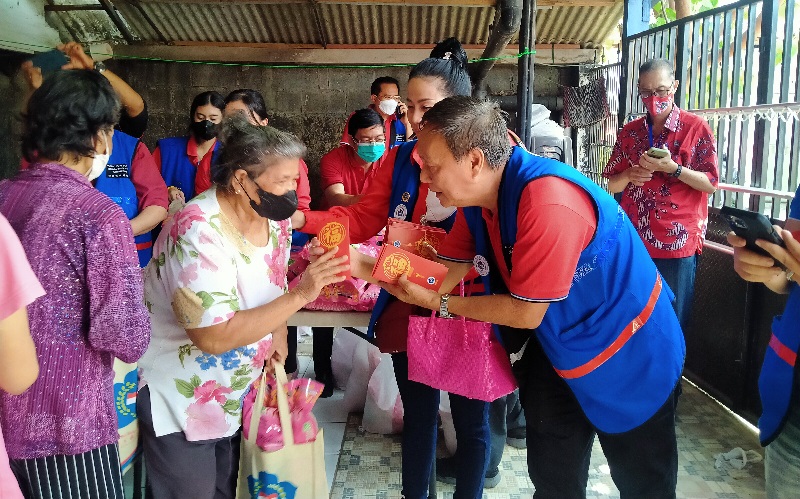 Jelang Imlek 2023, PSMTI Bagi-Bagi Sembako untuk 1.000 Warga Tionghoa Tangerang