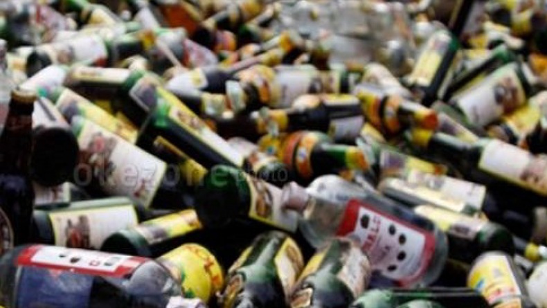 Ratusan Botol Miras Ilegal Disita Polisi dari Pedagang di Desa Lemo