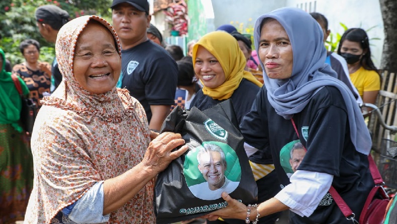 Warga Prasejahtera di Cirebon Semringah Dapat Sembako dari Kowarteg Jabar