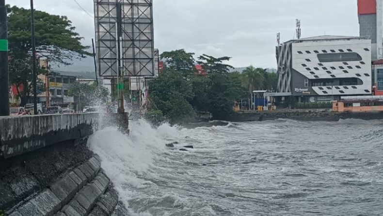 Tekanan Rendah Filipina Akibatkan Gelombang Tinggi Perairan Sulut