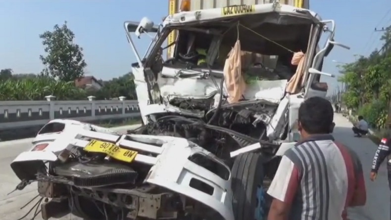 Kecelakaan Beruntun 5 Truk di Jombang, Sopir Dilarikan ke Rumah Sakit
