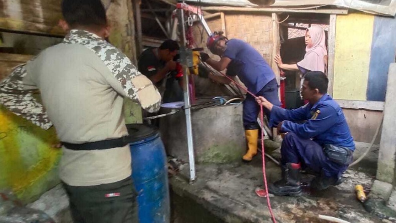 Pria di Bogor Tercebur ke Sumur saat Subuh, Damkar Langsung Turun Tangan Evakuasi