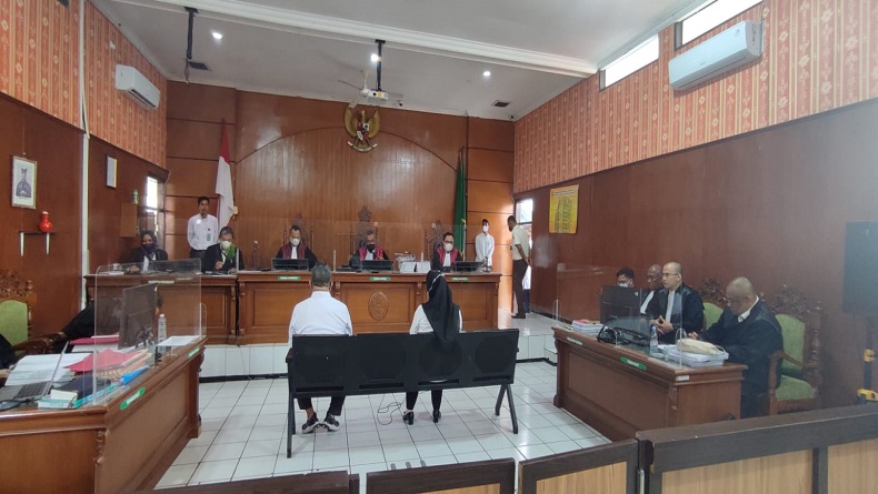Eks Ketua DPRD Jabar Irfan Suryanegara dan Istri Dituntut 12 Tahun Penjara