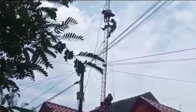Mekanik Antena Sidoarjo Tewas Menggantung di Atas Tower 20 Meter, Evakuasi Dramatis 