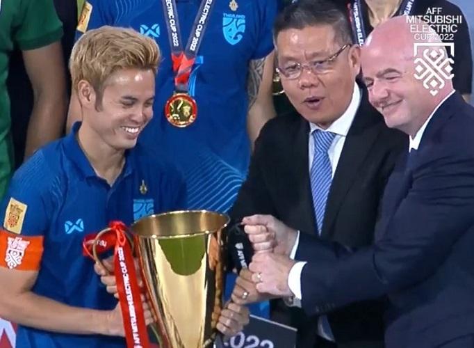 Thailand Juara Piala AFF 2022, Momen Presiden FIFA Beri Trofi Juara Jadi Sorotan