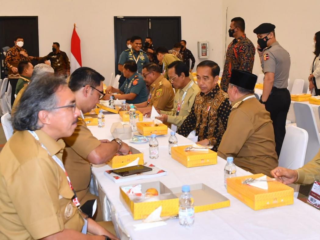 Momen Presiden Jokowi Makan Siang Bareng Kepala Daerah Seluruh Indonesia