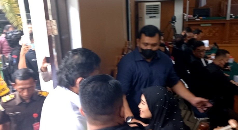 Perempuan Berjilbab Nekat Tarik Tangan Ferdy Sambo sebelum Sidang: Semangat Pak