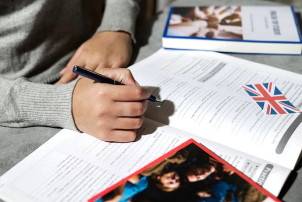 Contoh Dialog Giving Interesting News dan Pengertiannya agar Semakin Paham