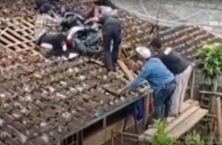 Video Viral Kecelakaan Tunggal, Pengendara dan Motor Nyangkut di Atap Rumah Warga