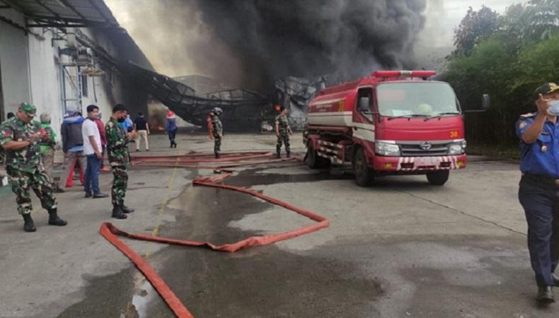 Pabrik Plastik di Tangerang Terbakar, Warga Panik Keluarkan Barang-Barang