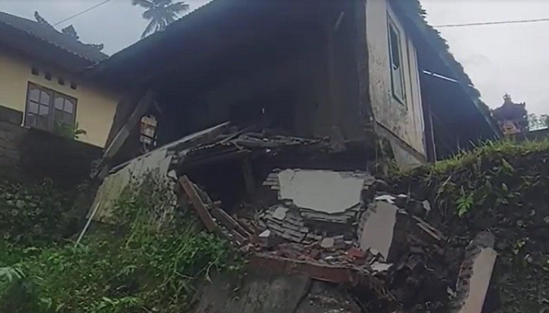 Pura di Karangasem Bali Ambruk Diguyur Hujan Lebat, Tembok 3 Meter Tergerus