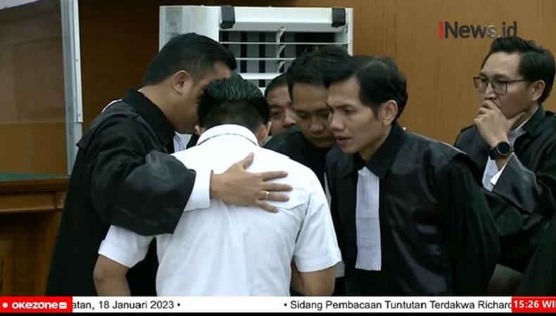 Bharada E Menangis Dituntut 12 Tahun Penjara 