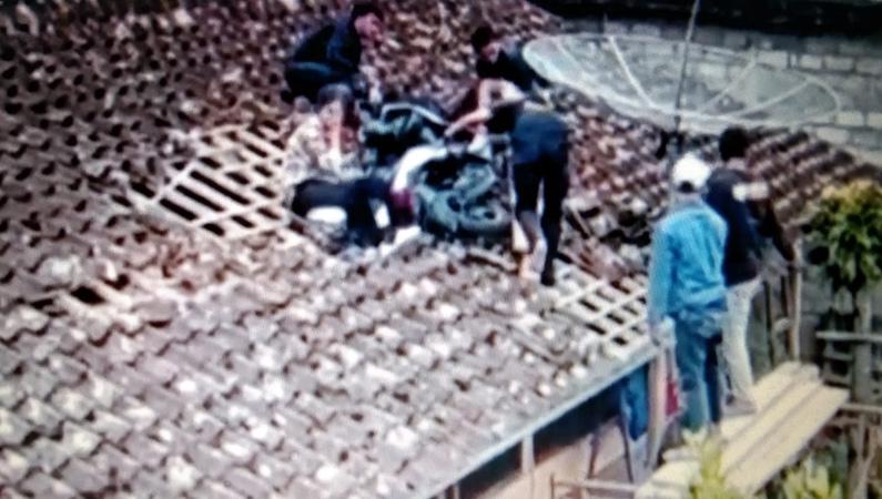 Viral Motor dan Pengendara Nyangkut di Atap Rumah Warga Magelang