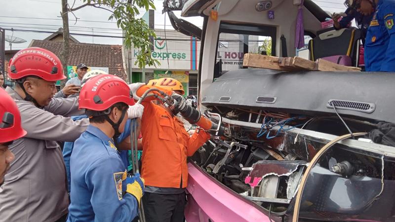 Dramatis, Evakuasi Sopir Bus Pariwisata Rombongan Peziarah Kecelakaan di Magelang