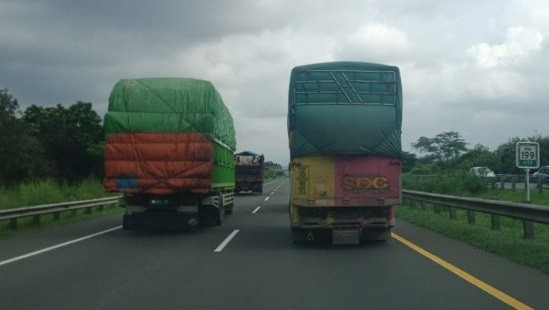 Berkendara di Belakang Truk Besar, Ini 7 Hal Harus Diperhatikan Hindari Kecelakaan