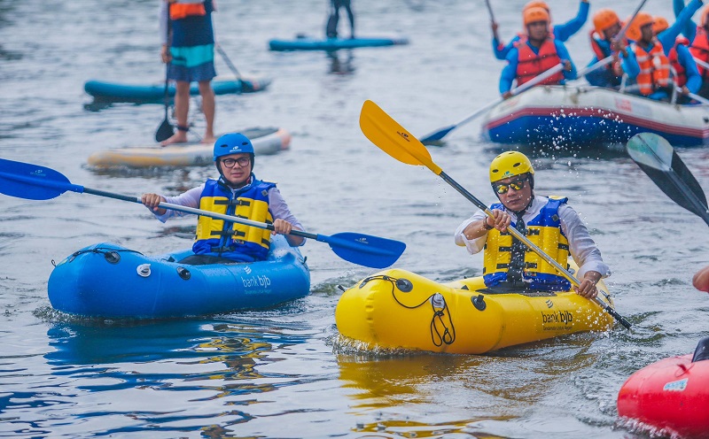 Momen Ridwan Kamil Dayung Kano Warna Kuning di Situ Gede Bogor, Bima Arya Biru
