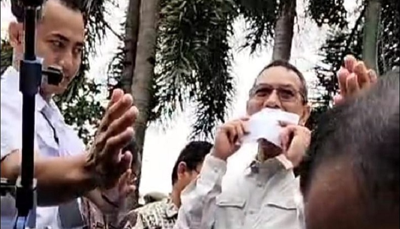 Pj Gubernur DKI Tutup Mulut Pakai Kertas saat Ditanya Penggeledahan Gedung DPRD DKI