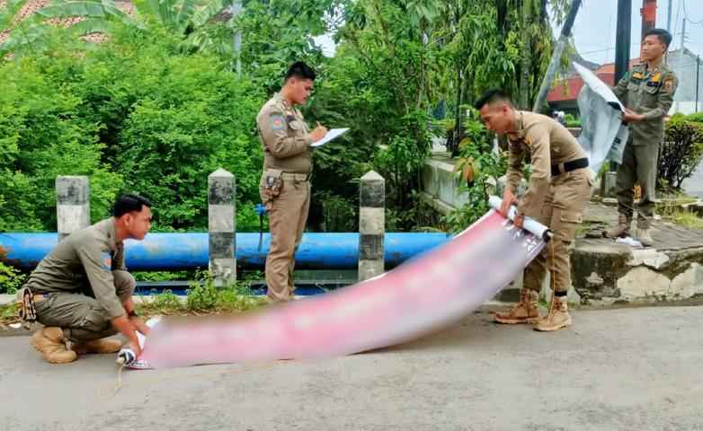 Operasi Penertiban, Satpol PP Pemalang Copoti Reklame Liar dan Baliho Kedaluwarsa