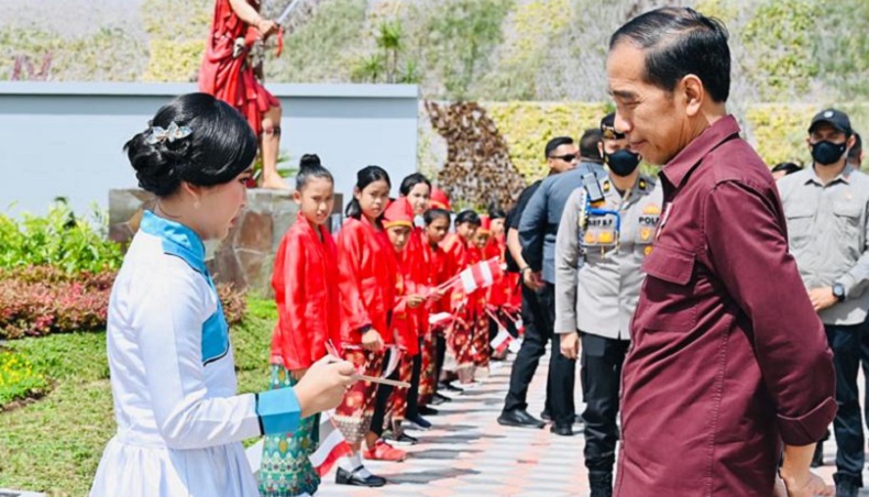 Jokowi Tampil Beda saat Kunker ke Manado : Sekali-kali Pakai Warna lain