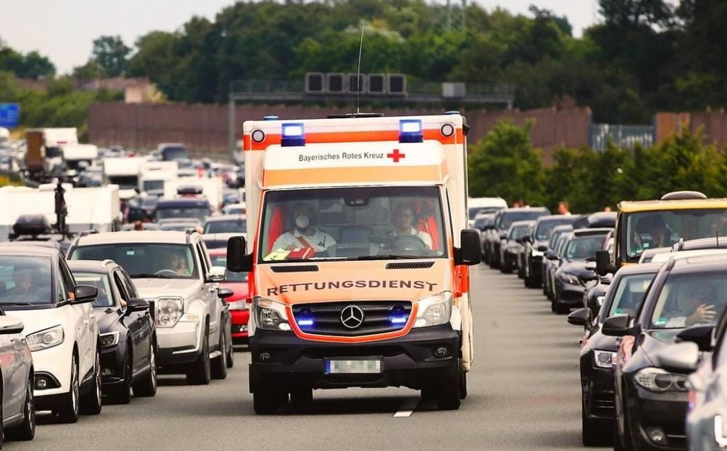 Mobil Ambulans di Negara Ini Sangat Dihormati, bila Lewat Semua Minggir Beri Jalan Lebar