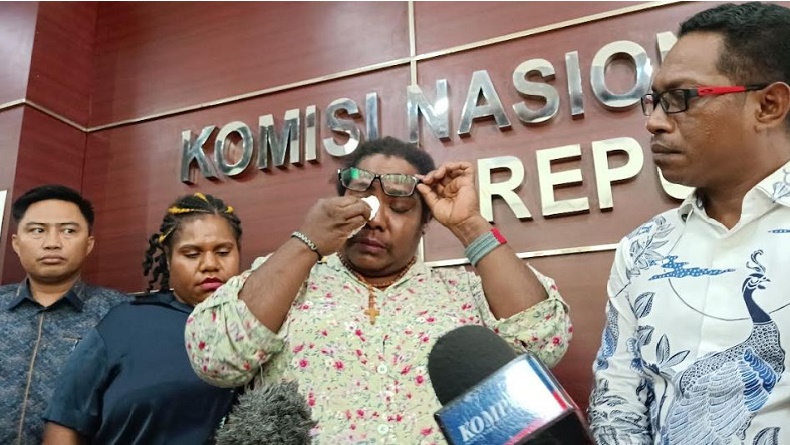 Sambil Teteskan Air Mata, Bibi Lukas Enembe Cerita Mau Antar Makanan Ditolak KPK