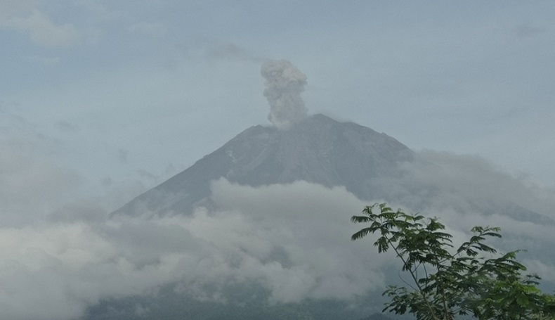 Gunung Semeru Erupsi Lagi Pagi Ini, Tinggi Letusan 500 Meter di Atas Puncak