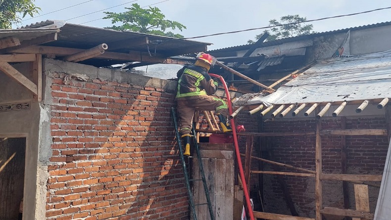 Diduga Gegara Obat Nyamuk, 2 Rumah di Cibatu Garut Terbakar Hebat