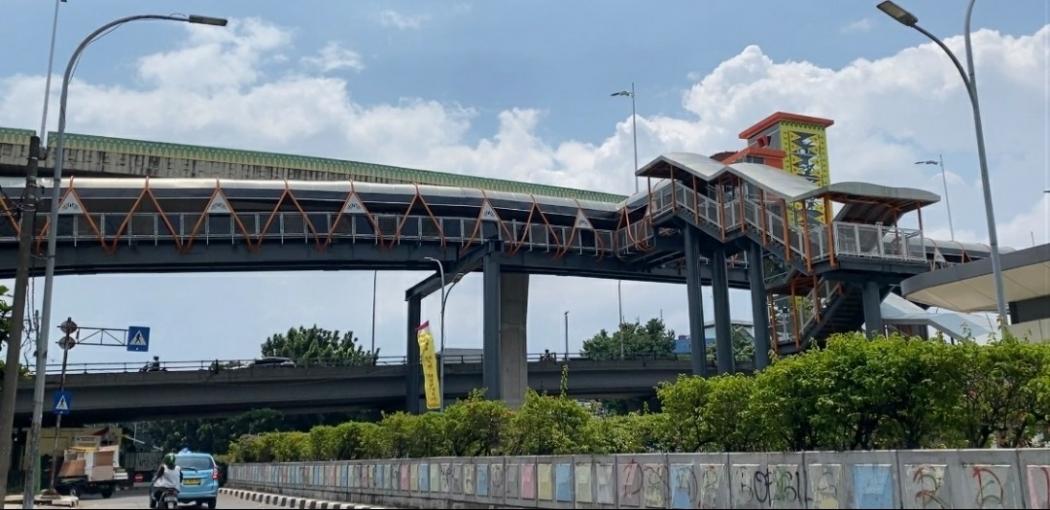 Warga Antusias Uji Coba Skywalk Kebayoran Lama