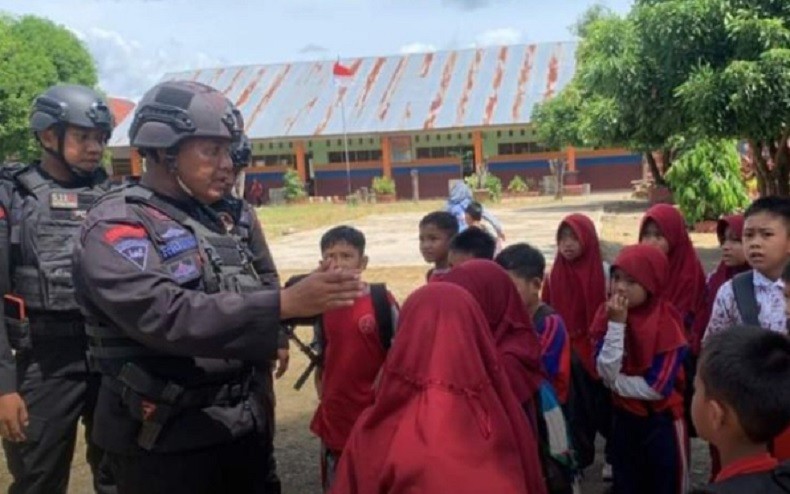 Brimob Polda Sulsel Patroli Keliling Sekolah di Bone Redam Kekhawatiran Penculikan Anak