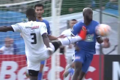 Bek Pinjaman Man United Dihukum 7 Laga usai Lepaskan Tendangan Kungfu ke Lawan