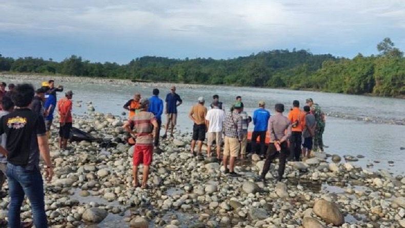 Lepas dari Genggaman Tangan Suami, Istri Hilang Hanyut Terseret Arus Sungai