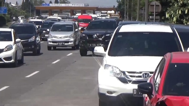 Libur Imlek 2574, Ribuan Kendaraan Wisatawan Padati Exit Tol Pasteur Kota Bandung