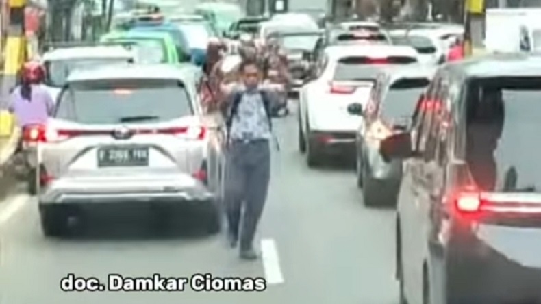 Viral Siswa SMP Bantu Buka Jalan Mobil Damkar yang Terjebak Macet di Bogor
