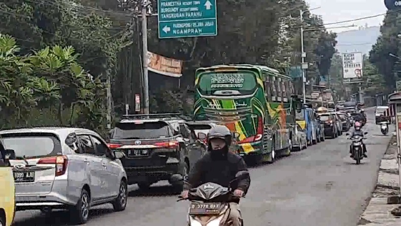 Jelang Libur Imlek, Jalur Wisata Lembang KBB Dipadati Kendaraan Wisatawan