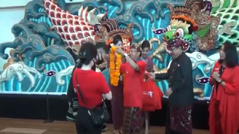 Tepat di Tahun Baru Imlek, Rombongan Wisman Tiongkok Perdana Tiba di Bali     