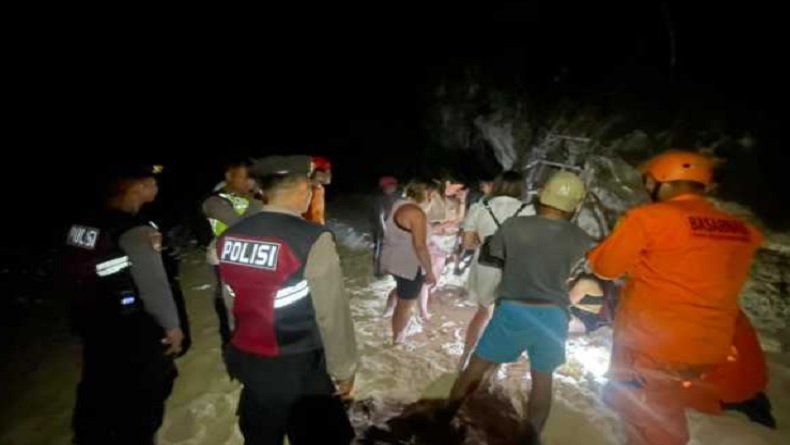 Asyik Foto Selfie, Wisatawan Asing di Bali Dihantam Ombak hingga Luka