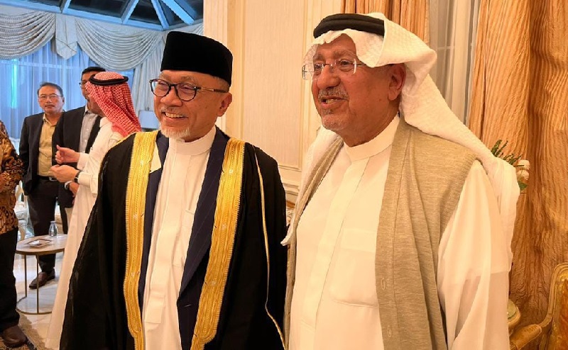 Bertemu Pemilik Bank Al-Bilad Saudi, Mendag Zulhas Dipakaikan Jubah Bisht yang Juga Dikenakan Messi