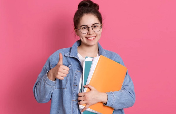 Contoh Kritik dan Esai Singkat dalam Bahasa Indonesia Beserta Penjelasannya