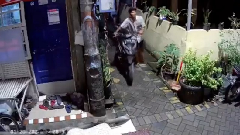 Viral Aksi Curanmor di Surabaya, Pelaku Santai Dorong Motor Lintasi Gang Sempit