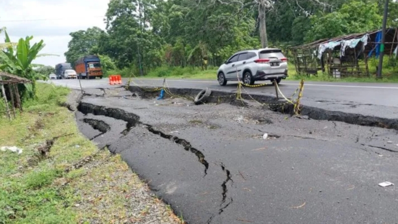 Jalan Lintas Banda Aceh-Medan Ambles, Pengendara Diminta Waspada
