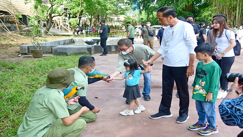 Keseruan Presiden Jokowi Ajak Cucu Kunjungi Solo Safari saat Libur Imlek