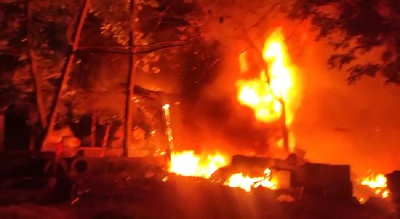 Kebakaran Hanguskan Puluhan Lapak Barang Bekas di Cipayung, Kerugian Rp300 Juta