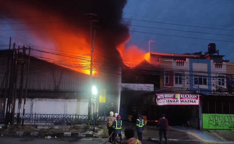 Kebakaran Hebat Landa Toko Cat di Bekasi, Petugas Berjibaku 5 Jam Padamkan Api