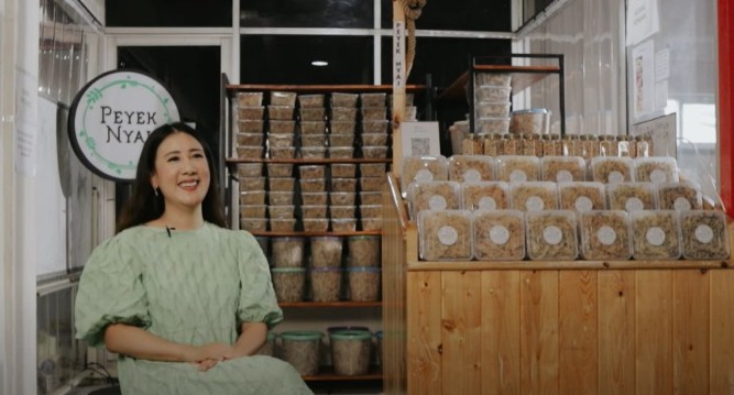 Perempuan Cantik Lulusan Kampus Ternama di AS Sukses Jualan Peyek, Omzetnya Ratusan Juta
