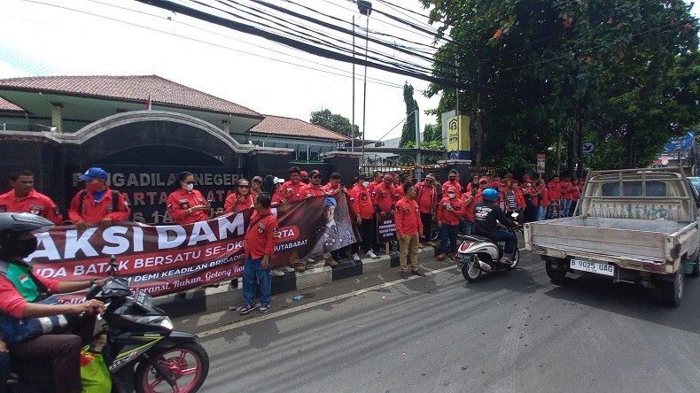 Massa Berbaju Merah Demo di Depan PN Jaksel, Minta Sambo Dihukum Mati 