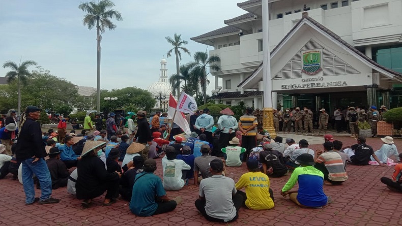 Ratusan Petani Ontrog Kantor Bupati Karawang, Desak Normalisasi Irigasi