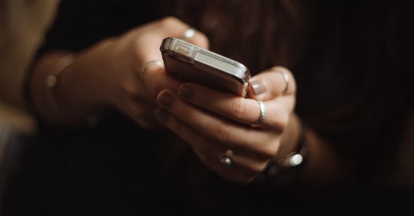 5 Cara Mengatasi HP Panas Baterai Tanam